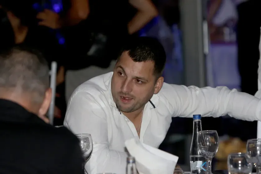 Sırp şarkıcısı Deni Boneštaj sadece bir hit şarkısıyla hayatını idame ettiriyor.