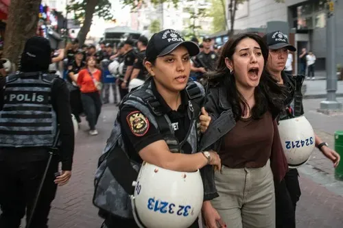 AB Avrupa Birliği, Türkiye'deki LGBTQ+ kişilerin tutuklanmaları nedeniyle endişeli