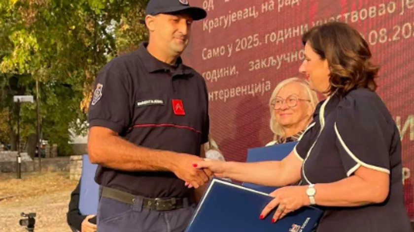 Kragujevaclı Vatrogasac Marko Vićentijević, Topola Belediyesi'nden Kahramanlık ve Fedakarlık Ödülü'nü kazandı.