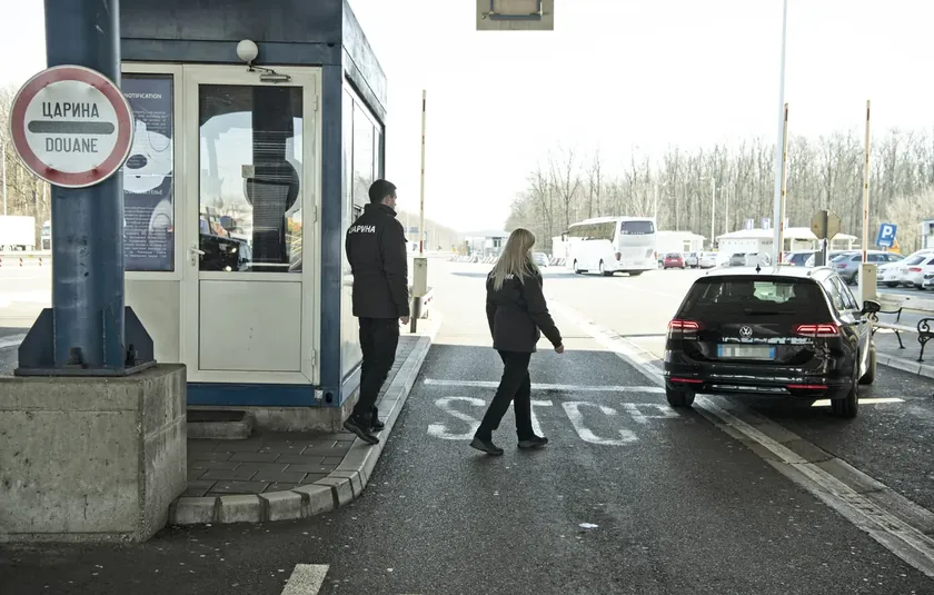 Sırbistan'da sıcaklıklar buzlanma riskini azaltırken yağış ve sis sürüşü zorlaştırıyor