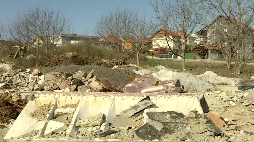Sırbistan Kragujevac'ta Evlerin Yanında İnşaat Atığı Depolama Alanı Genişliyor