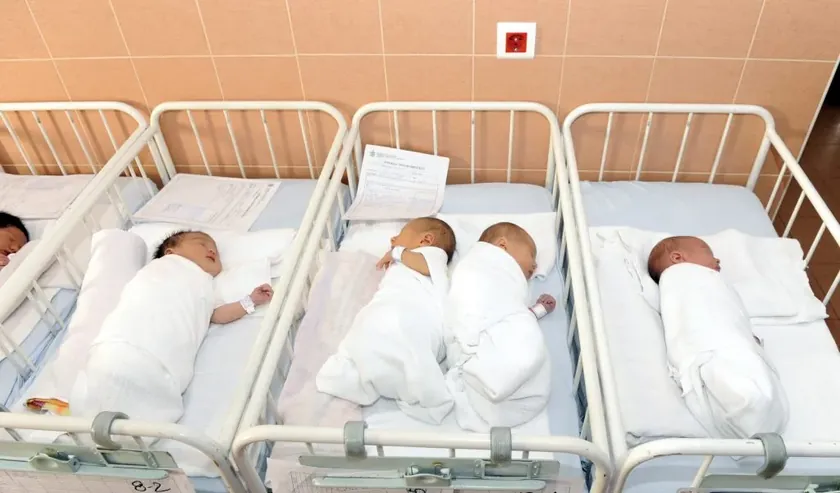 Sırbistan'da bir hastanede saatte dokuz bebek doğdu.