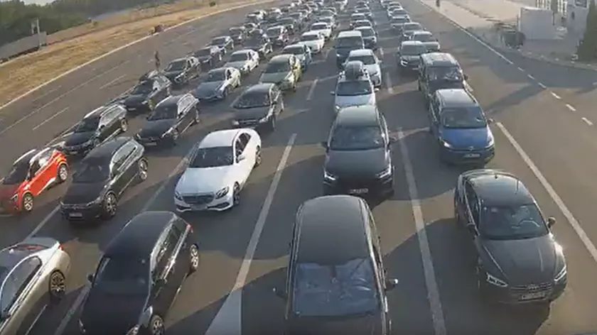 Sırbistan sınırlarında yoğunluk Horgoş'ta her iki yönde de bekleme süresi 45 dakika.