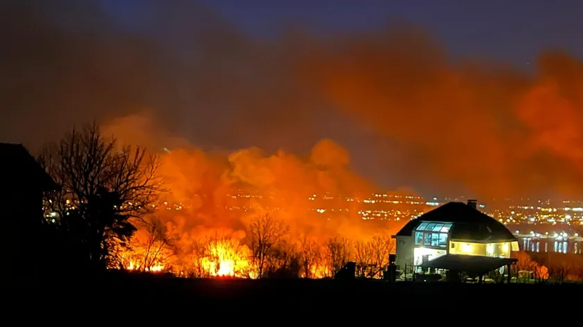 Sırbistan'ın Rakovac yakınlarında büyük yangın hızla yayılırken polis yolu kapatarak insanları uzaklaştırdı