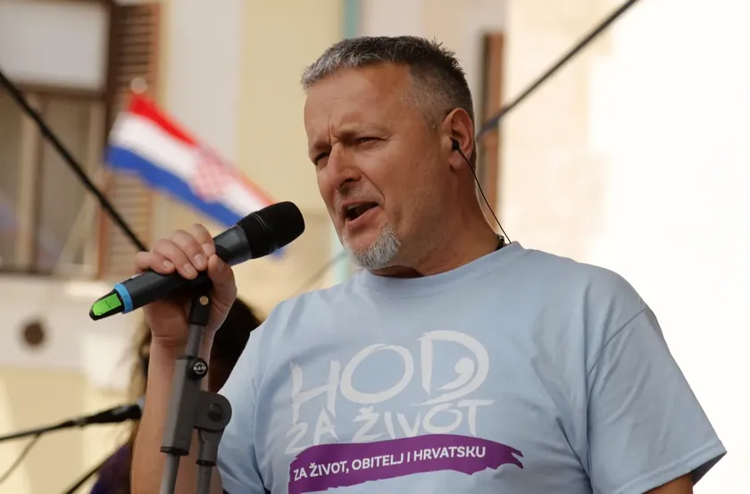 Hersek'in Şiroki Brijeg kentindeki Tompson konserinde 'Za dom spremni' sloganı atıldı.