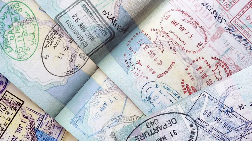Sadece üç kişi dünyayı pasaportsuz seyahat edebilir Gümrük ve sınır kuyruklarıyla hiç ilgilenmezler.