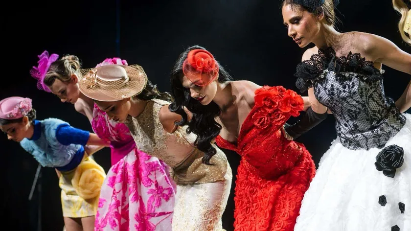 Sırbistan'da ‘Melekler İçin’ konserinde Angelina Aćimović'in çizimleri elbiselere dönüştürüldü