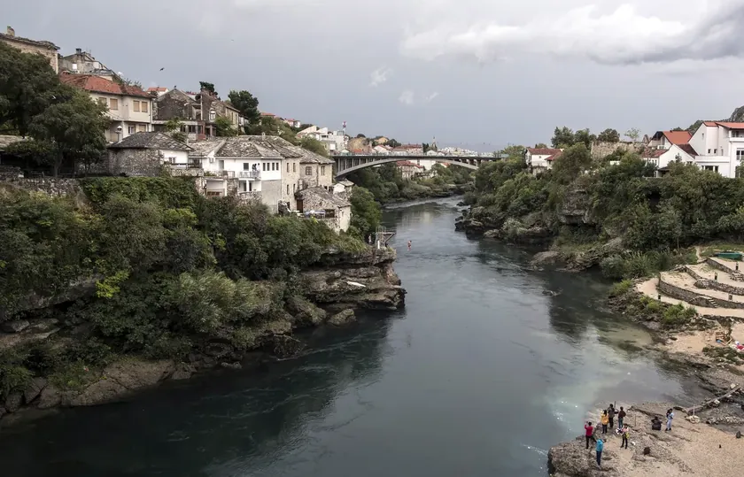 Sırbistan'ın Konjic bölgesinde Neretva Nehri'nde görülen kırmızı akıntı endişelendiriyor.