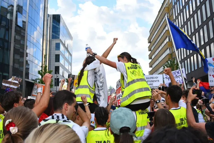 Sırp vatandaşlar diyaspora'dan oy kullanma konusunda öğrenmeleri gerekenler hakkında bilgi paylaştı.