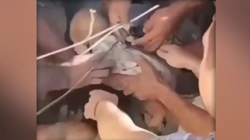 Kolombiya'da meydana gelen depremde bir bebe kurtarıldı.