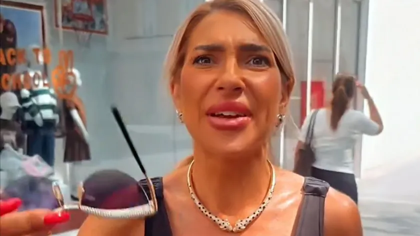 Jovana Jeremić yeni silikonlarıyla Knez'de yürüyüş yaptı, sahibi ona dükkanın yarısını hediye etti.