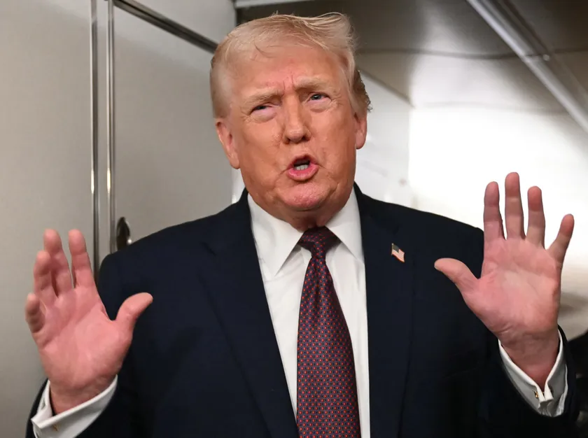 Donald Trump, Detroit'taki Ford fabrikasında bir işçiye karşı orta parmağını gösterdi