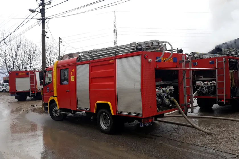 Novi Belgrad'da Elektrikli Scooterla Gelen Kimliği Belirsiz Kişiler Otomobili Kundakladı