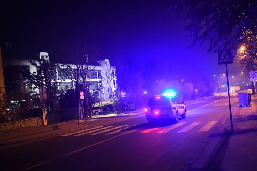 Sombor'da ağır bir kaza Otobüs semafore ve binaya çarptı.