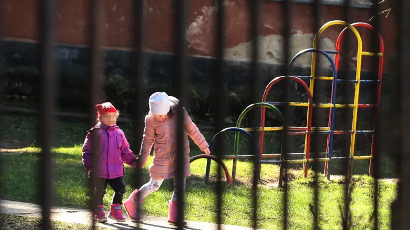 Sırbistan'da askıya alınan anaokulu öğretmeni için velilerden karar gözden geçirme talebi geldi