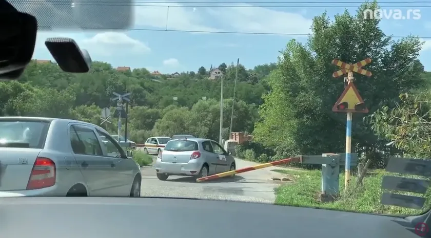 Sırbistan'daki tren yolculuğu sırasında sürücülerin dikkatsizliği nedeniyle tehlikeli durumlar yaşanıyor.