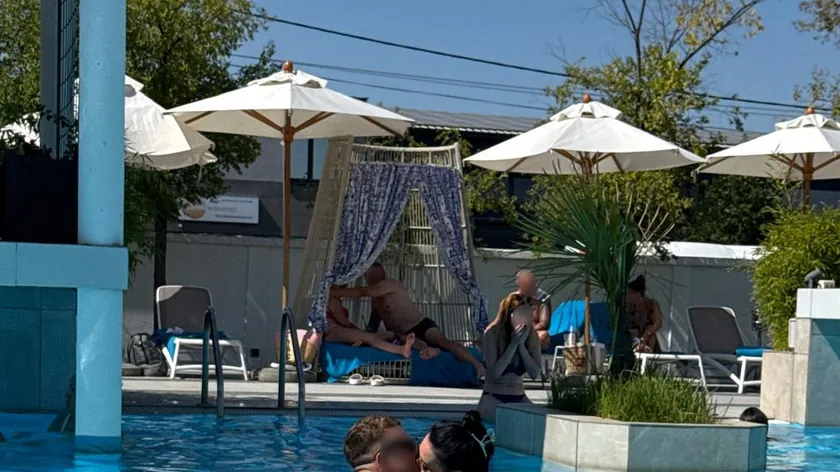 Anđela Veštica, yeni sevgilisiyle Beogradban bir havuzda keyif alıyor.