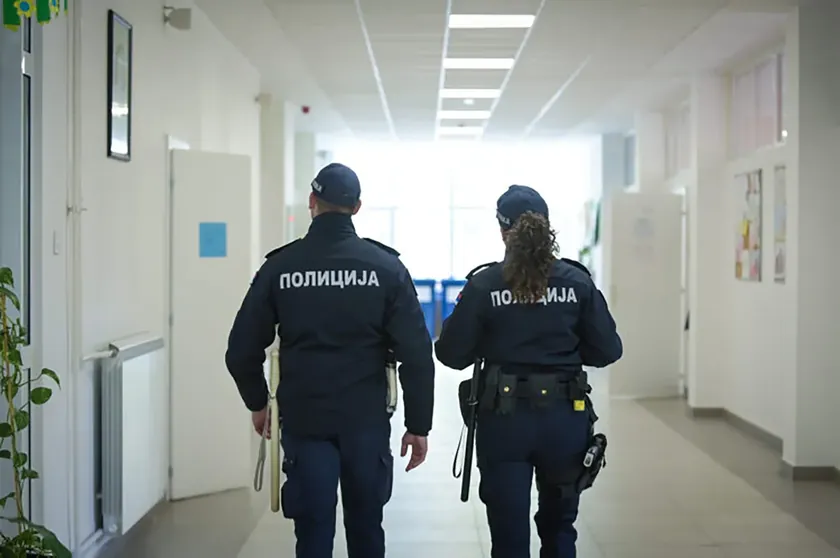 Prokuplje'de yardım kutusu hırsızlığında çocuk kullanan zanlılar gözaltına alındı