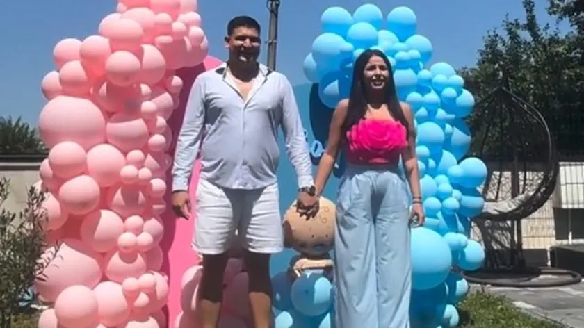 "Pinkovih Zvezda" şampiyonu Stefan Cakić ve hamile karısı bebe cinsiyetini açıkladı.