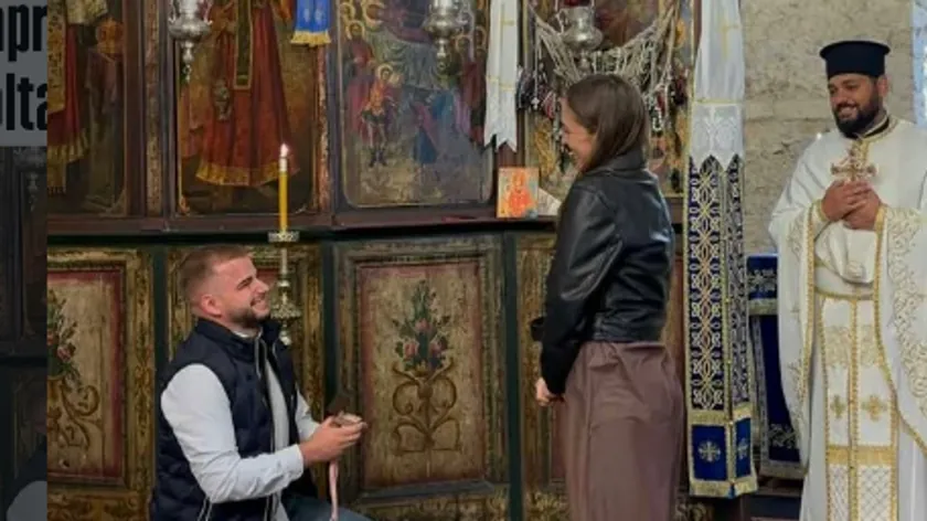 Kosova'da bir kilisede ayin sırasında evlilik teklifi