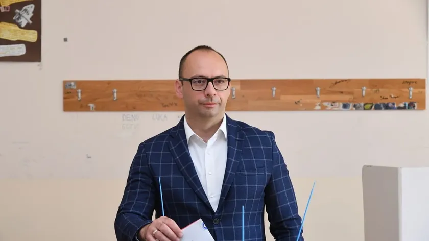 Sırp listesinin üyesi Igor Simić, Kuzey Mitrovica'daki temel tuzlağa ifadeler vermek için çağrıldı.