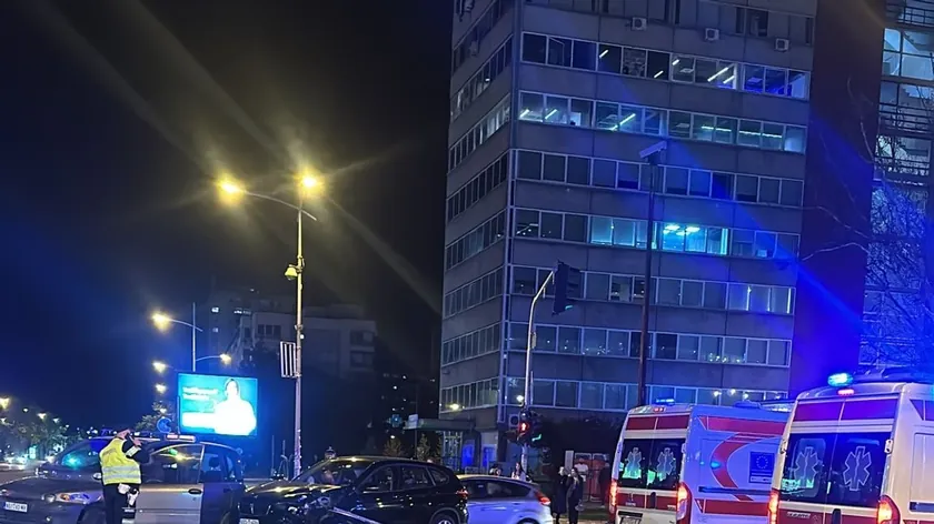 Sırbistan'ın Novi Sad kentinde kaza sonrası devrilen trafik ışığı yayanın üzerine düştü