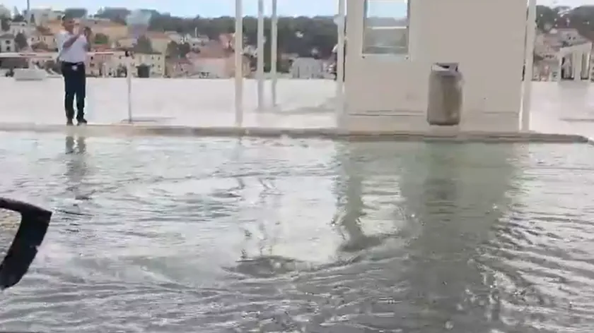 Hırvatistan'ın Mali Loşinj kıyı şeridini vurgulayan bir meteo-cunami dalgası.