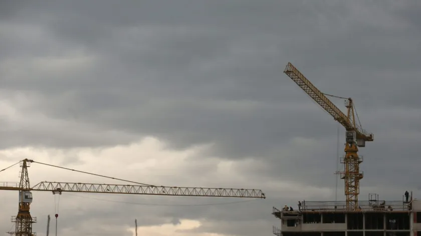 Sırbistan'da inşa etmek için gereken izinler hakkında detaylı bir rehber sunuluyor.