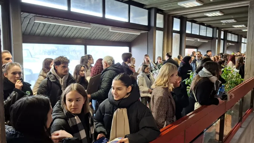 Öğrenciler Novi Sad'daki Filozofik Fakülte'ye yastık ve şiltenin yanı sıra destek amacıyla toplandı