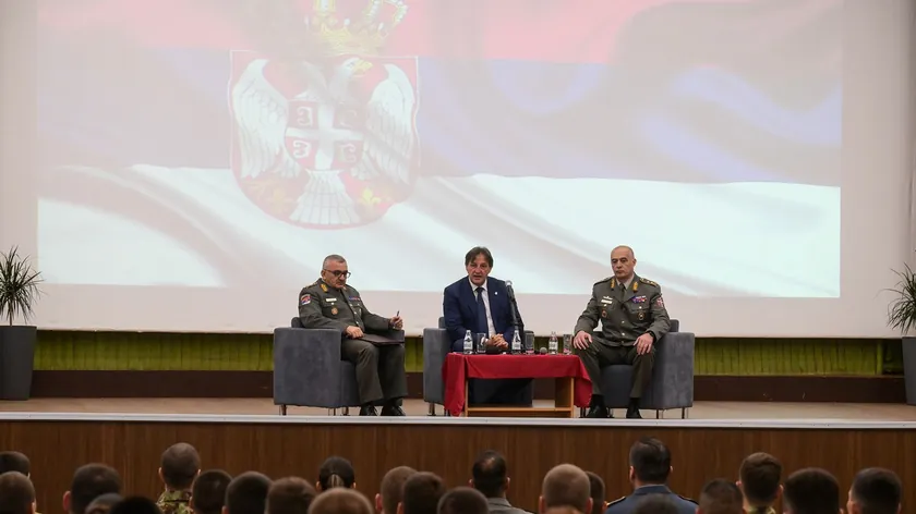Sırbistan Savunma Bakanı Bratislav Gašić, askeri okulların öğrencileri ve kadetleriyle görüştü.