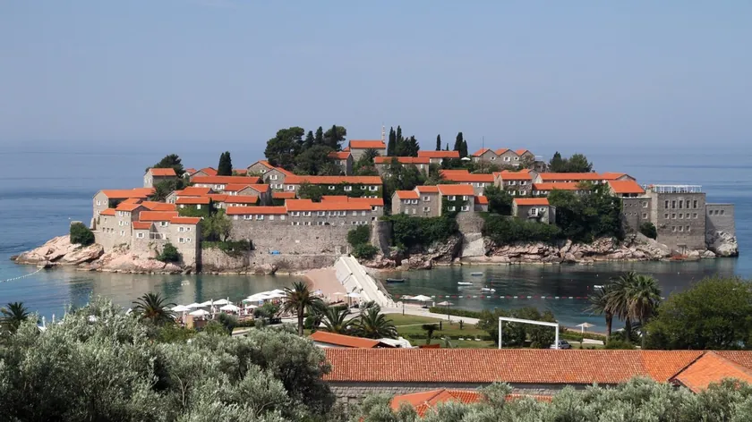 Sırpistanlılar, Sveti Stefan Oteli'ne giriş için protesto etti.