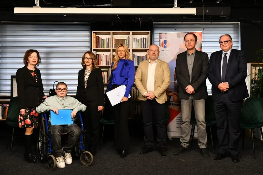 **Sırbistan'da Dişen Musküler Distrofisi Hastaları Hastalığı Yavaşlatan Tedaviyi Bekliyor**