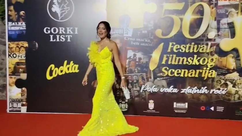 Mirka Vasiljević, 50. Film Senaryosu Festivali'nde turuncu bir elbiseyle dikkat çekti.