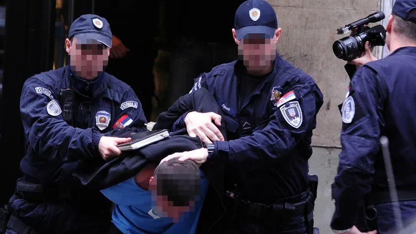 Kule ve Sombora'dan hırsızlar yakalandı Araba kraları