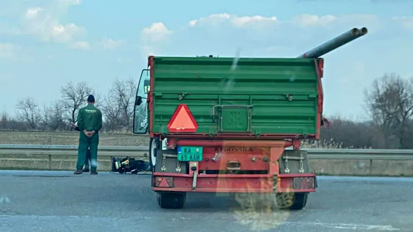Sırbistan'ın Senta kasabası yakınlarında traktörün çarptığı scooter sürücüsü yaralandı
