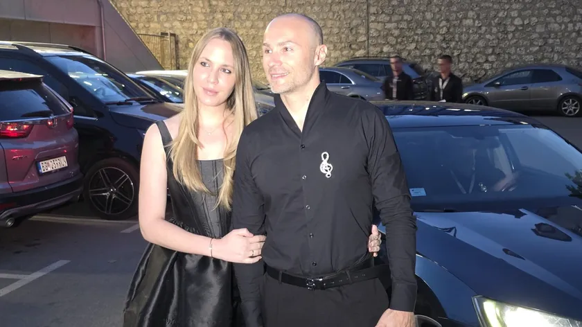 Ünlü harmonikaş Aca Sofronijević ve eşi Kosana kızı Taru bugün haçlığa götürdüler.