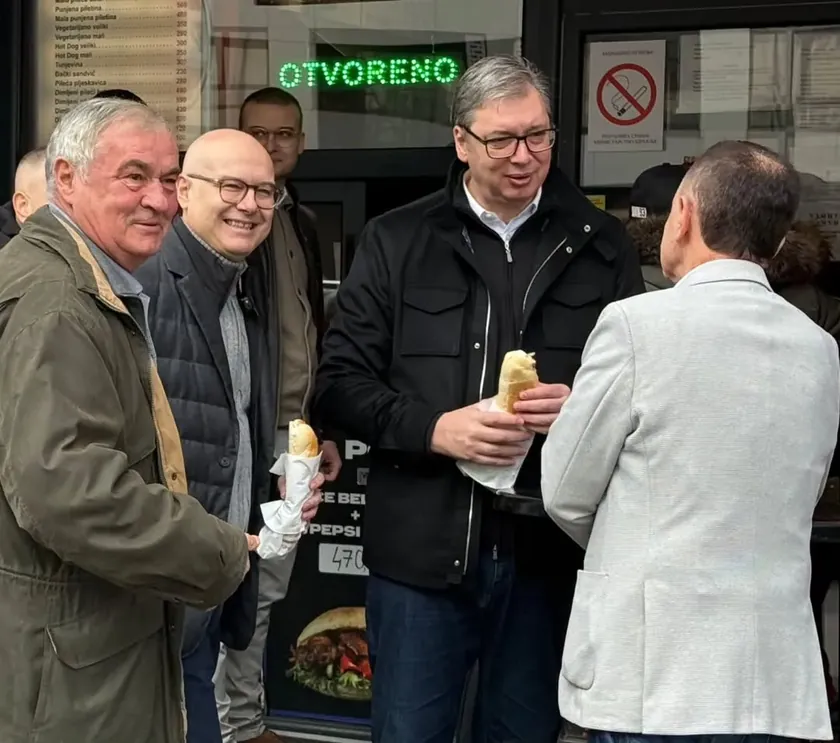 Sırbistan Cumhurbaşkanı Vučić Novi Sad'ı ziyaret etti, öğrenciler sendviç açıklamasıyla tepki gösterdi