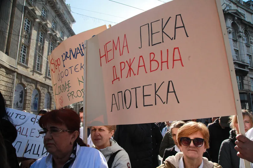 Zdravlık Bakanlığı önünde "Apoteka Beograd" çalışanlarından protesto
