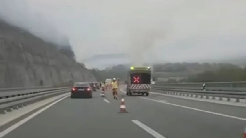 Miloš Veliki otoyolunda kamyon römorku yandı, trafik durdu