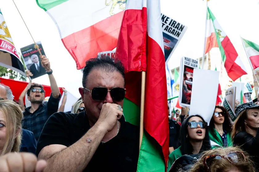 Los Angeles'te İran'a destek amaçlı 4.000 protestocu toplandı