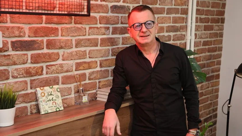 Sırp folk müziği sanatçısının kızı Barbika gibi görünüyor ve tamamen doğal