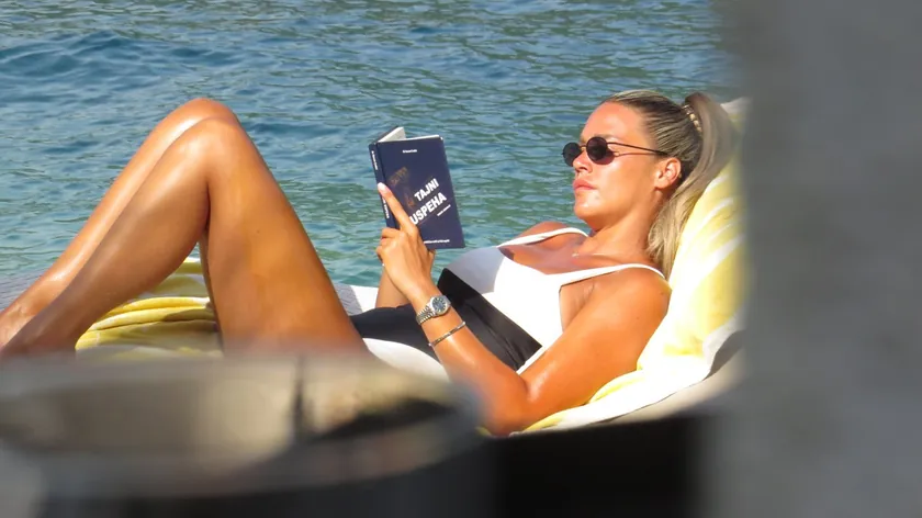 Sırp şarkıcısı Marija Mikić'in Karadağ plajında ailesiyle tatil yaptığı fotoğraflar ortaya çıktı.