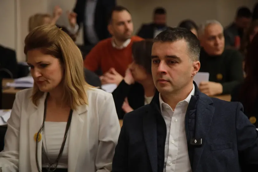 Sırbistan'ın başkenti Belgrad'da Kreni-Promeni üyeleri meclisi terk edip çiftçi protestolarına destek verdi