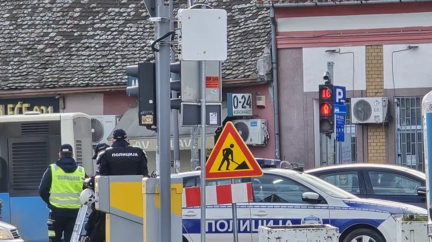 Moped sürücüsü bir bisikletliyle çarpışarak ağır yaralandı.