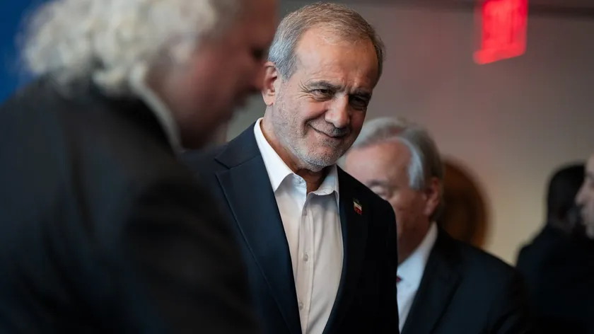 İran Cumhurbaşkanı Pezeşkian Komşularından Özür Diledi, İsrail'e Teslim Olmayacaklarını Açıkladı