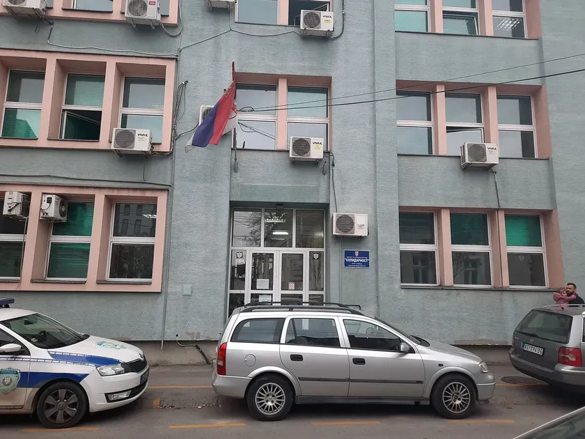 Sırbistan Knić Sosyal Hizmet Merkezi günlerdir işlevsiz; çalışanlar görevinin başında değil.