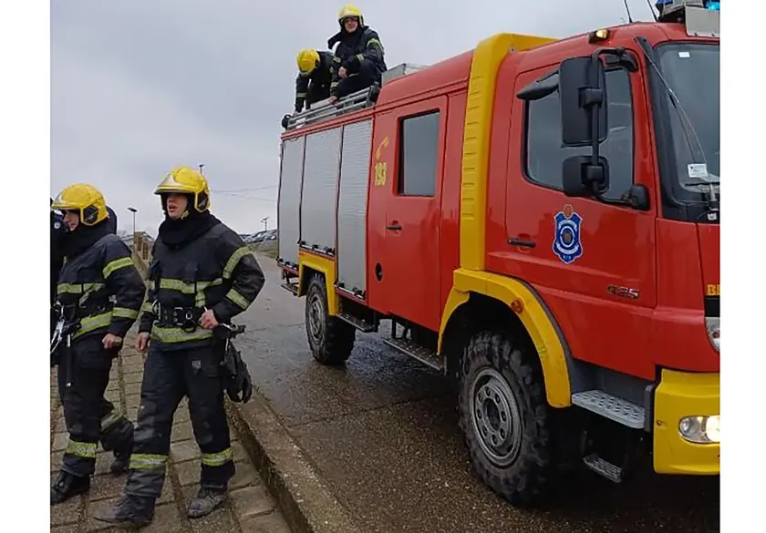 Sırbistan Tekeriş'te otobüs yangını sonucu enkazı yol ortasında kaldı