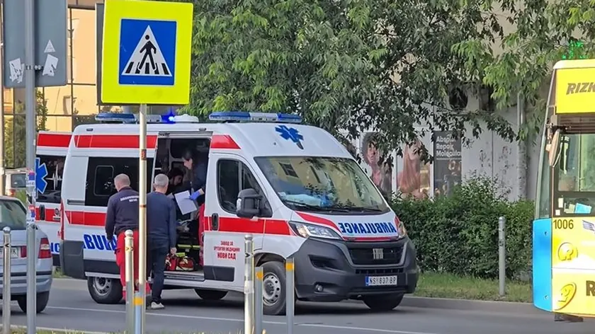 Sırbistan'ın Novi Sad şehrinde otobüsün çarptığı yaya başından yaralandı hastaneye kaldırıldı
