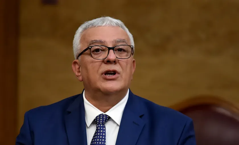 Sırbistan Parlamento Başkanı Andrija Mandić, görevinden alınma girişimine karşı çıkıyor.