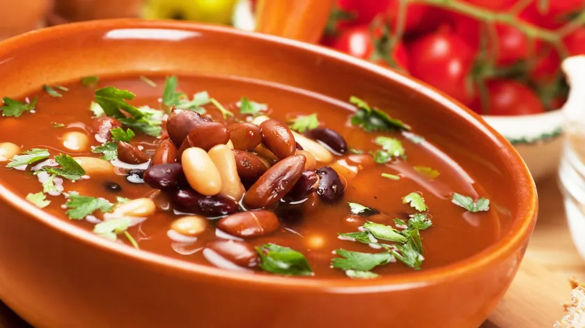Sırp mutfağında sık tüketilen ve besleyici bir yemek olan nohutun daha hızlı pişmesi için bir kaşık baharat eklemek yeterlidir.